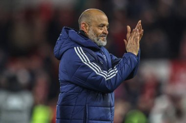 Nottingham Ormanı 'nın Nuno Espirito Santo Müdürü Premier Lig maçından sonra Nottingham Forest Manchester United' a karşı City Ground, Nottingham, İngiltere 1 Nisan 2025 'de oynanan maçta taraftarları alkışlıyor.