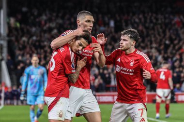 Nottingham Ormanı 'ndan Nicols Domnguez' i kucaklayan Nikola Milenkovi, Premier Lig maçı sırasında Manchester United 'a karşı Nottingham United' ın 1 Nisan 2025 'de oynadığı City Ground, Nottingham, İngiltere' de oynanan karşılaşmada Manchester United 'dan Alejandro Garnacho' yu durdurdu.