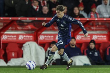 Manchester United takımından Alejandro Garnacho Premier League maçında Nottingham Forest, Manchester United 'a karşı City Ground, Nottingham, İngiltere' de 1 Nisan 2025 'de oynadığı maçta topu bırakıyor.