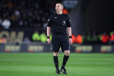 Hakem Tony Harrington Premier Lig karşılaşmasında Wolverhampton Wanderers, West Ham United 'a karşı Molineux, Wolverhampton, İngiltere, 1 Nisan 2025