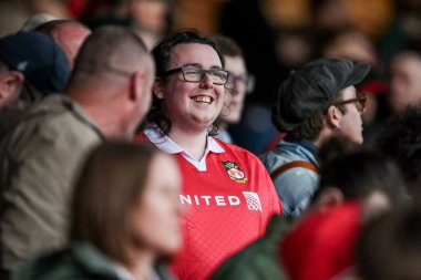 Wrexham AFC taraftarları, 1 Nisan 2025 tarihinde Cambridge United ile Wrexham arasındaki Sky Bet 1 maçı öncesinde Abbey Stadyumu 'na geldiler.