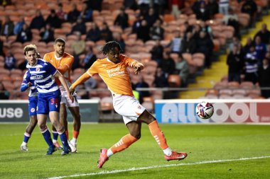 Blackpool 'dan Niall Ennis, 1 Nisan 2025' te Bloomfield Road, Blackpool 'da oynanan Blackpool-Blackpool maçında topu barın hemen üzerine fırlattı.