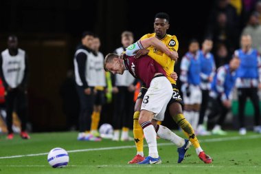 West Ham United 'dan James Ward-Prowse ve Wolverhampton Wanderers' dan Nlson Semedo Premier League karşılaşmasında Wolverhampton Wanderers, West Ham United 'a karşı Molineux, Wolverhampton, Birleşik Krallık, 1 Nisan 2025