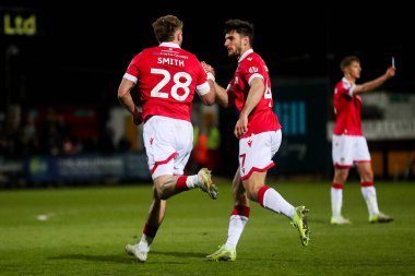 Wrexham AFC 'den Sam Smith, 1 Nisan 2025' te Cambridge 'deki Abbey Stadyumu' nda oynanan Cambridge United-Wrexham maçında Ryan Longman ile yaptığı maçı 2-2 kazanarak kutluyor.