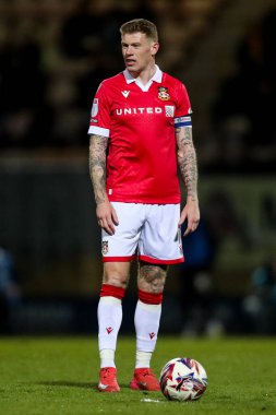 Wrexham AFC takımından James McClean, 1 Nisan 2025 'te Cambridge United' a karşı Wrexham maçında maçı izliyor.