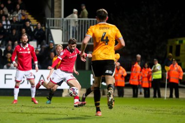Wrexham AFC takımından Elliot Lee, 1 Nisan 2025 tarihinde Cambridge United ile Wrexham maçında Abbey Stadyumu, Cambridge, İngiltere 'de çekildi.