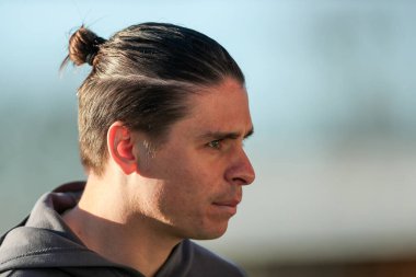 Wrexham AFC 'den George Dobson, 1 Nisan 2025' te Cambridge United ile Wrexham arasındaki Sky Bet 1 maçı öncesinde Abbey Stadyumu 'na geldi.