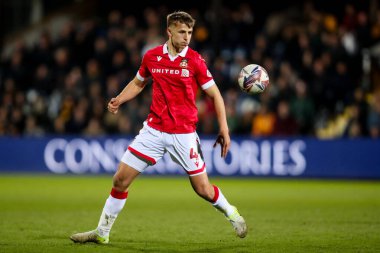 Wrexham AFC 'den Max Cleworth, 1 Nisan 2025' te Cambridge United - Wrexham maçında topu kontrol ediyor.