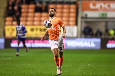 Blackpool takımından CJ Hamilton, 1 Nisan 2025 'te Bloomfield Road, Blackpool' da oynanan Blackpool maçında topu kontrol ediyor.