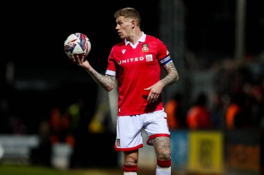 Wrexham AFC takımından James McClean, 1 Nisan 2025 tarihinde Cambridge United 'a karşı Wrexham maçında Abbey Stadyumu, Cambridge' de maç yapıyor.