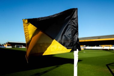 1 Nisan 2025 'te Cledara Abbey Stadyumu' nda oynanan Cambridge United - Wrexham maçından önceki köşe bayrağının genel görünümü