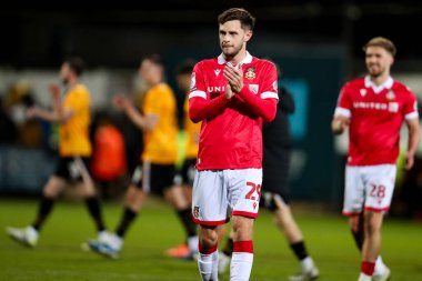Wrexham AFC 'den Ryan Barnett, 1 Nisan 2025' te Abbey Stadyumu 'nda oynanan Cambridge United-Wrexham maçının ardından takımlar berabere kaldıktan sonra taraftarları kabul ediyor.