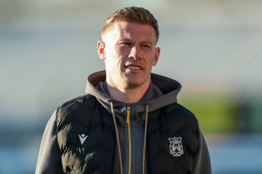 Wrexham AFC takımından James McClean, 1 Nisan 2025 tarihinde Abbey Stadyumu 'nda oynanan Cambridge United-Wrexham maçından önce Abbey Stadyumu' na geldi.