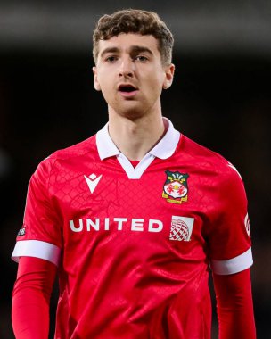 Wrexham AFC 'den Lewis Brunt, 1 Nisan 2025' te Cambridge United 'a karşı Wrexham maçından önce Abbey Stadyumu, Cambridge' de sıralandı.