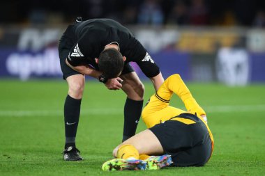 Hakem Tony Harrington Wolverhampton Wanderers - West Ham United maçında Wolineux, Wolverhampton, Birleşik Krallık 1 Nisan 2025 'te Wolverhampton Wanderers' dan Jrgen Strand Larsen 'ı kontrol ediyor.
