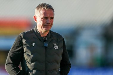 Wrexham AFC takımından Phil Parkinson, 1 Nisan 2025 tarihinde Abbey Stadyumu 'nda oynanan Cambridge United - Wrexham maçı öncesinde Abbey Stadyumu' na geldi.