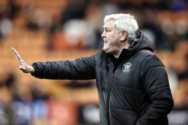 Blackpool teknik direktörü Steve Bruce, 1 Nisan 2025 'te Bloomfield Road, Blackpool' da Blackpool vs Reading maçında teknik alanda tepki gösterdi.