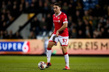 Wrexham AFC 'den Matthew James, 1 Nisan 2025' te Cambridge United - Wrexham maçında topla koşuyor.