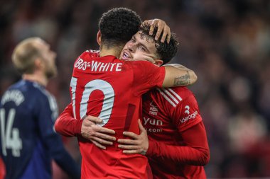 Nottingham Ormanı 'ndan Morgan Gibbs-White, Nottingham Ormanı' ndan Neco Williams 'ı Premier Lig maçı sırasında Nottingham Forest' a karşı Manchester United City Ground, Nottingham, İngiltere 'de 1 Nisan 2025' te kucakladı.