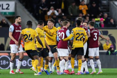 Wolverhampton Wanderers takımından Jrgen Strand Larsen, 1 Nisan 2025 'te Wolverhampton Wanderers' ın Molineux, Wolverhampton, Birleşik Krallık 'ta West Ham United' a karşı oynadığı Premier League maçı sırasında çıkan tartışma sonrasında Wolverhampton Wanderers takımından Andr ile konuştu.