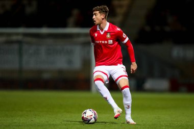 Wrexham AFC takımından Lewis Brunt, 1 Nisan 2025 'te Cambridge United' ın Wrexham 'a karşı oynadığı maçta topla koşuyor.