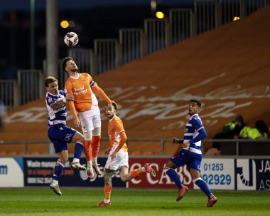 Blackpool 'dan James Husband, 1 Nisan 2025' te Bloomfield Road, Blackpool 'da oynanan Blackpool - Blackpool maçında yüksek topu kazanmak için sıçradı.