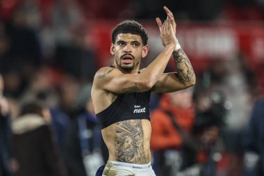 Nottingham Forest 'tan Morgan Gibbs-White Premier League maçından sonra İngiltere' nin Nottingham şehrinde oynanan Manchester United maçında taraftarları alkışlıyor.