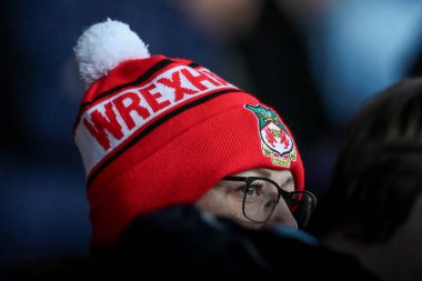Wrexham AFC taraftarları, 1 Nisan 2025 tarihinde Cambridge United ile Wrexham arasındaki Sky Bet 1 maçı öncesinde Abbey Stadyumu 'na geldiler.