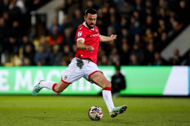 Wrexham AFC takımından Eoghan O 'Connell, 1 Nisan 2025' te Cambridge United 'a karşı Wrexham maçında topu karşıladı.