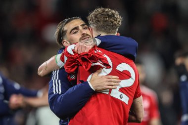 Nottingham Ormanı 'ndan Jota Silva, Nottingham Ormanı' ndan Ryan Yates 'i Premier Lig maçı sırasında Nottingham Forest, Manchester United' a karşı City Ground, Nottingham, İngiltere 'de 1 Nisan 2025' te kucaklıyor.