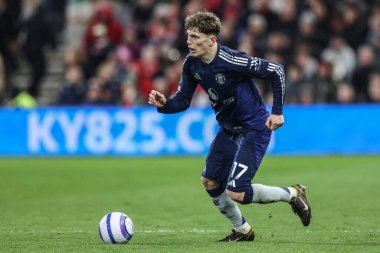 Manchester United takımından Alejandro Garnacho Premier League maçında Nottingham Forest, Manchester United 'a karşı City Ground, Nottingham, İngiltere' de 1 Nisan 2025 'de oynadığı maçta topu bırakıyor.