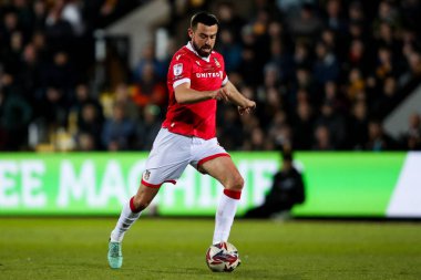 Wrexham AFC takımından Eoghan O 'Connell, 1 Nisan 2025' te Cambridge United 'a karşı Wrexham maçında topu karşıladı.