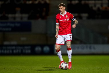Wrexham AFC takımından James McClean, 1 Nisan 2025 'te Cambridge United - Wrexham maçında topla koşuyor.