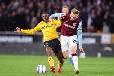 Wolverhampton Wanderers takımından Jean-Ricner Bellegarde, Premier League maçında West Ham United 'tan Jarrod Bowen' ı mağlup etti. Wolverhampton Wanderers, West Ham United 'a karşı Molineux, Wolverhampton, İngiltere, 1 Nisan 2025