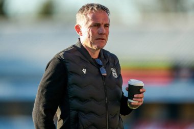 Wrexham AFC takımından Phil Parkinson, 1 Nisan 2025 tarihinde Abbey Stadyumu 'nda oynanan Cambridge United - Wrexham maçı öncesinde Abbey Stadyumu' na geldi.