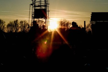 Wrexham AFC, 1 Nisan 2025 'te Birleşik Krallık Abbey Stadyumu' nda oynanan Cambridge United - Wrexham maçından önce güneş batarken ısındı.
