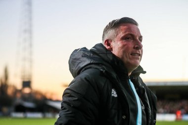 Cambridge United takımından Neil Harris, 1 Nisan 2025 'te Abbey Stadyumu' nda oynanan Cambridge United - Wrexham maçından önce sahaya çıkıyor.