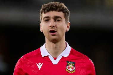 Wrexham AFC 'den Lewis Brunt, 1 Nisan 2025' te Cambridge United 'a karşı Wrexham maçından önce Abbey Stadyumu, Cambridge' de sıralandı.