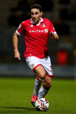 Wrexham AFC 'den Matthew James, 1 Nisan 2025' te Cambridge United - Wrexham maçında topla koşuyor.