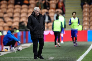 Blackpool teknik direktörü Steve Bruce, 1 Nisan 2025 'te Bloomfield Road, Blackpool' da oynanan Blackpool - Blackpool maçında izlemektedir.