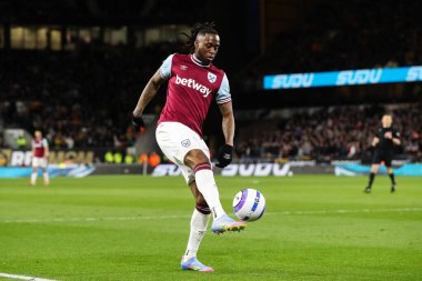 West Ham United takımından Aaron Wan-Bissaka Premier League maçında topu kontrol ediyor Wolverhampton Wanderers - West Ham United - Molineux, Wolverhampton, Birleşik Krallık, 1 Nisan 2025