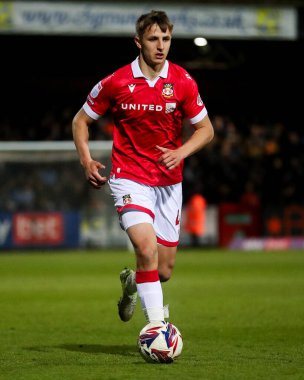 Wrexham AFC takımından Max Cleworth, 1 Nisan 2025 tarihinde Cambridge United - Wrexham maçında topla koşuyor.