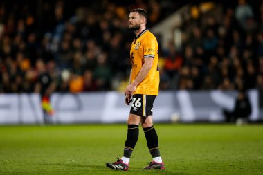 Cambridge United takımından James Gibbons, 1 Nisan 2025 'te oynanan Cambridge United - Wrexham maçında maçı izliyor.