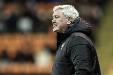 Blackpool teknik direktörü Steve Bruce, 1 Nisan 2025 'te Bloomfield Road, Blackpool' da Blackpool vs Reading maçında teknik alanda tepki gösterdi.