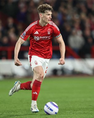 Nottingham Ormanı 'ndan Ryan Yates Premier League maçında Nottingham Forest, Manchester United' a karşı City Ground, Nottingham, İngiltere 'de 1 Nisan 2025' te top sürüyor.