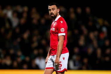 Wrexham AFC 'den Eoghan O' Connell, 1 Nisan 2025 'te Cambridge United' a karşı Wrexham maçında maçı izliyor.