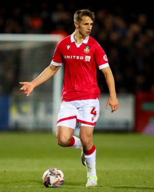Wrexham AFC takımından Max Cleworth, 1 Nisan 2025 tarihinde Cambridge United - Wrexham maçında topla koşuyor.