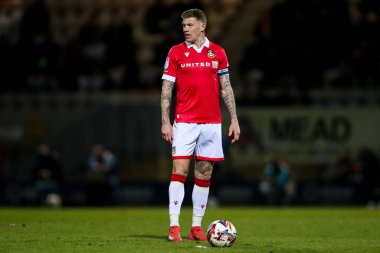 Wrexham AFC takımından James McClean, 1 Nisan 2025 'te Cambridge United' a karşı Wrexham maçında maçı izliyor.