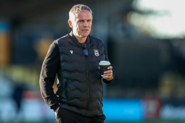 Wrexham AFC takımından Phil Parkinson, 1 Nisan 2025 tarihinde Abbey Stadyumu 'nda oynanan Cambridge United - Wrexham maçı öncesinde Abbey Stadyumu' na geldi.