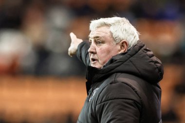 Blackpool teknik direktörü Steve Bruce, 1 Nisan 2025 'te Bloomfield Road, Blackpool' da Blackpool vs Reading maçında teknik alanda tepki gösterdi.